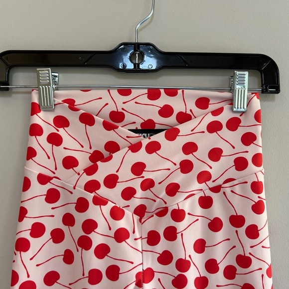 Beach Riot Sport Cherry Dotty Legging Tights White with Red Cherries, size S - Picture 4 of 9